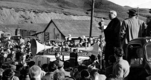 aneurin-bevan-addresses-a-crowd-just-outside-tredegar-in-1960-12732210
